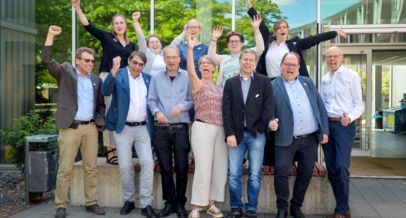 eine Gruppe von Menschen jubeln