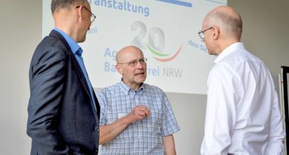 drei Personen im Gespräch
