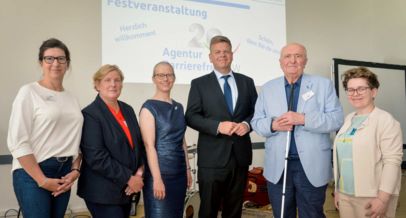 Gruppenfoto mit sechs Personen