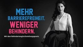 Frau im Rollstuhl und Textzeile: Mehr Barrierefreiheit - Weniger behindern mit dem Behidertengleichstellungsgesetz