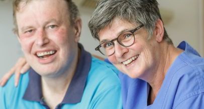 Ein Patient und eine Gesundheitspflegerin im Krankenhaus