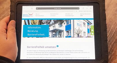 Die Startseite von ab-nrw.de wird auf einem Tablet-Computer angezeigt.