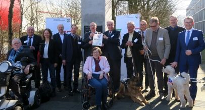 Gruppenfoto mit Mitgliedern der Expertengruppe zum Signet NRW inklusiv, Vertretern der OFD und des BLB NRW sowie Vertretern des Ministeriums für Arbeit, Gesundheit und Soziales, der Agentur Barrierefrei NRW und dem Staatssekretär des Finanzministeriums NR