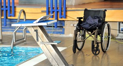 Rollstuhl am Schwimmbadbecken