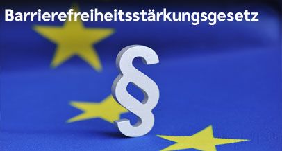 Oben das Wort "Barrierefreiheitsstärkungsgesetz" und ein Paragraphenzeichen in 3D auf einer Europäischen Flagge