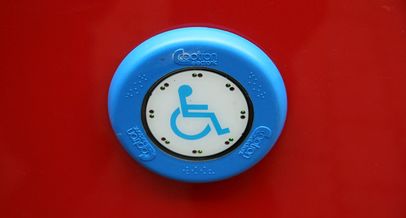 Anforderungsknopf außen am Bus, blau mit Rollstuhlsymbol