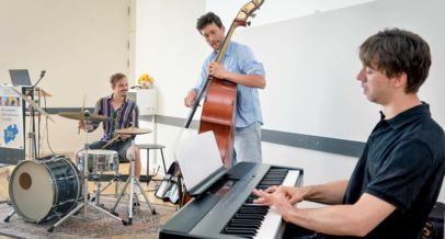 Schlagzeuger, Kontrabassist und Keyborder an ihren Instrumenten