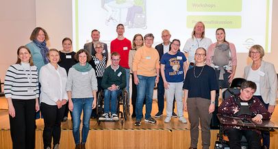 Gruppenfoto der 18 Mitwirkenden des Projekts "Leichte Sprache in der Praxis - Wir verstehen uns"