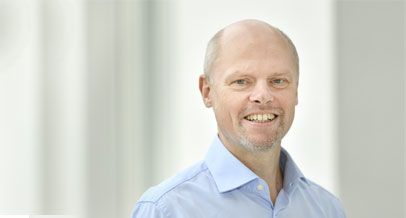 Logo des Inklusionsbeirats NRW - 3 bunt gezeichnete Menschen, die sich an den Armen fassen