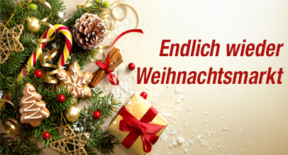 Stimmungsvolles Weihnachtsschmuckbild mit Tannenzweig, kleinem Geschenk und Keksen