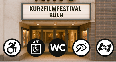 Der Eingang eines Kinos mit dem Schild „Kurzfilmfestival Köln". Dazu Symbole für die barrierefreien Angebote: Rollstuhl-Zugänglichkeit, Aufzug, barrierefreies WC,  Untertitel für Sehbeeinträchtigte, Dolmetschung in Gebärdensprache