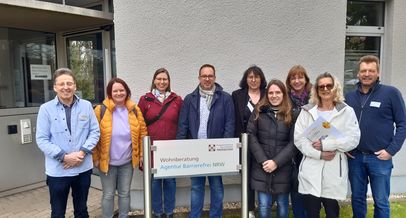 Gruppenbild von den Mitarbeitenden des Sozialgerichts, die die Beratungsstelle technische Hilfen bei der Agentur Barrierefrei besichtigen.