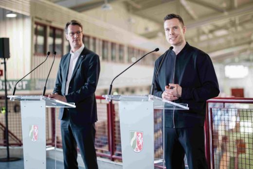 Hendrik Wüst und Markus Rehm an Rednerpulten