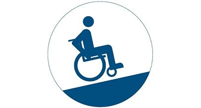 Piktogramm eines Rollstuhlfahrers, der eine Rampe herauffährt