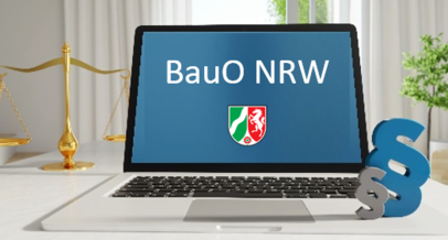 Ein Laptop auf einem Schreibtisch. Auf dem Bildschirm steht "BauO NRW" und das NRW-Wappen. Auf dem Tisch stehen Paragrafenzeichen und eine manuelle Waage als Symbole für Justiz