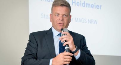 Matthias Heidmeier mit Mikrofon in der Hand