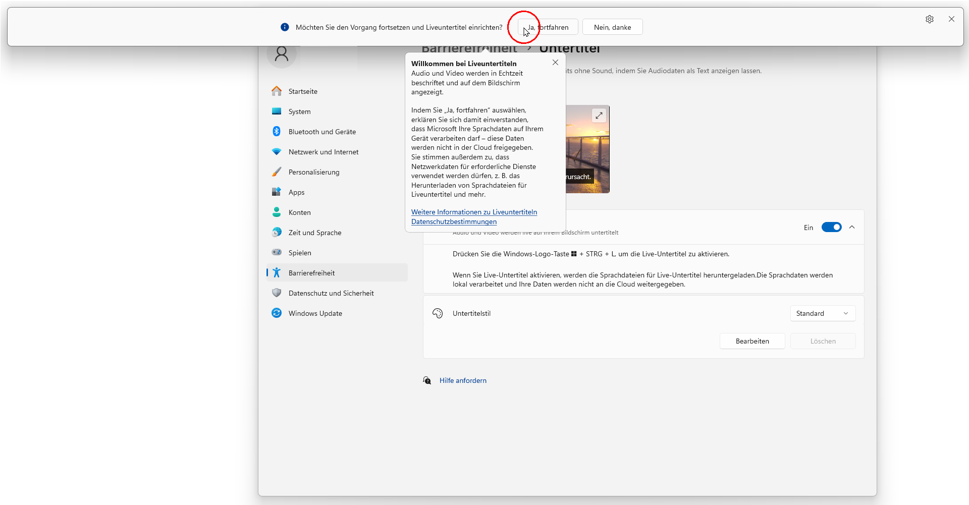 Bildschirmfoto Windows 11: Liveuntertitel eingeschaltet mit Meldung und Fenster mit Schaltflächen (Ja, fortfahren; Nein, danke)