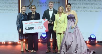 Auf dem Bild nimmt die Krebsgesellschaft NRW den Felic Burda Award 2025 und den Check mit dem Preisgeld entgegen