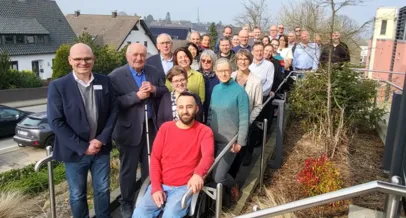 Gruppenbild Wolfgang Schmitz umgeben von Gästen und Kollegen.